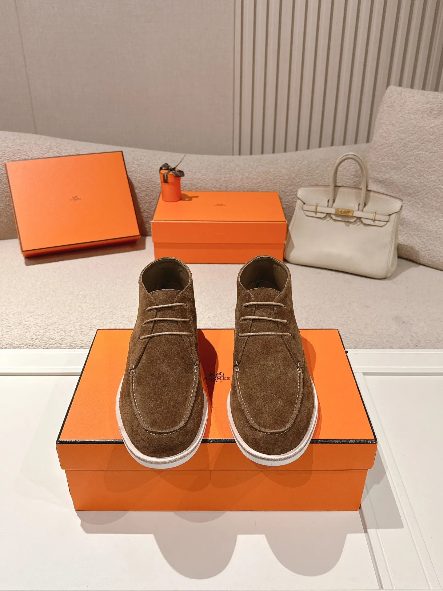 Men's Men's Shoes 660💰 Hermes men's size #26ss calfskin derby shoes, decorated with signature "H Diamant" details for a stylish and casual style. Fabric: Cow suede Lining: Mixed sheep lining Outsole: Genuine leather welt + original TPU Bottom thickness: 3CM Code number: 39-45 (customized at 46.47)